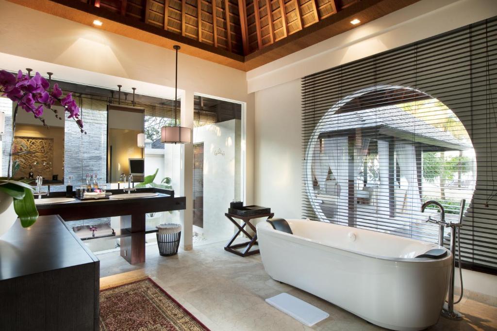 royal villa hot tub
