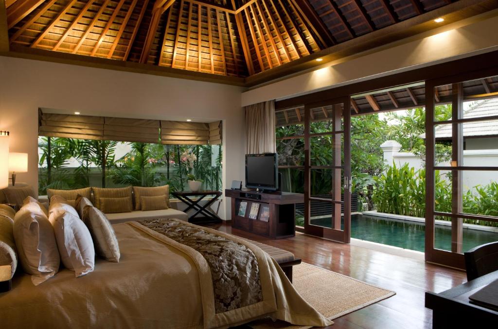 royal villa suite bedroom