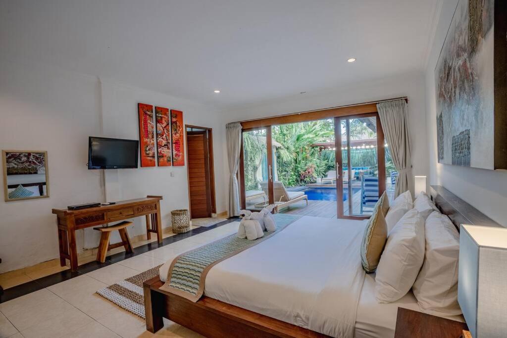 five bedroom villa master bedroom with pool view
