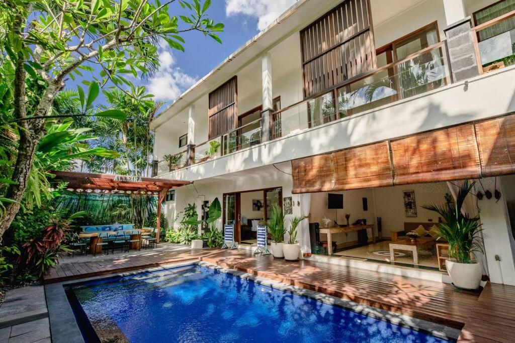 Villa with private pool and greenery