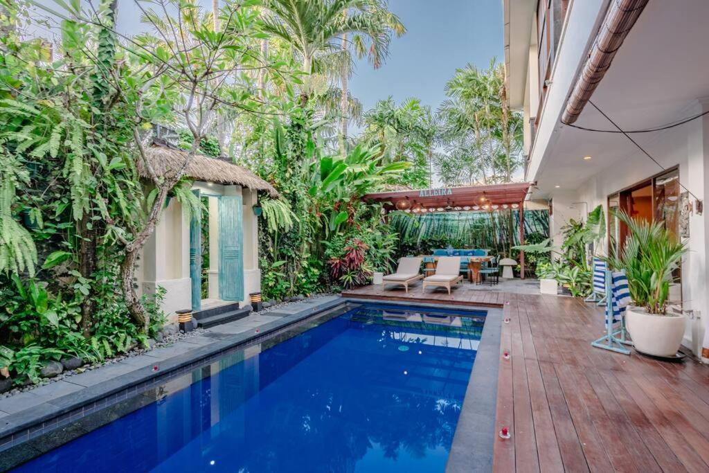 five bedroom villa pool area
