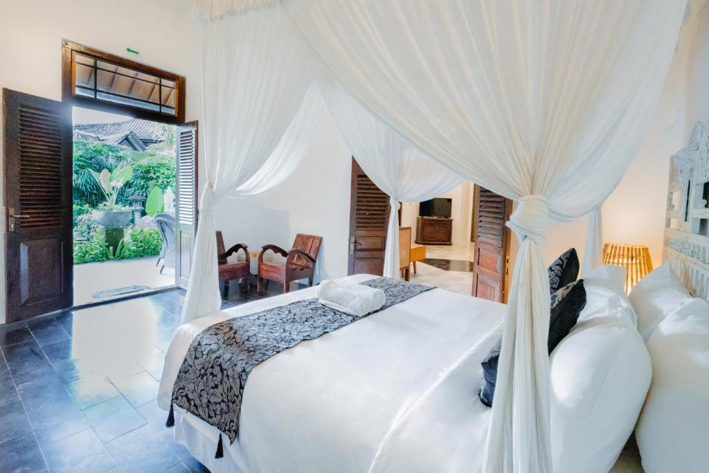 Bedroom with canopy and garden