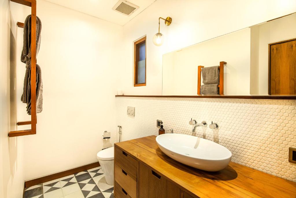 bathroom2 oasis villa