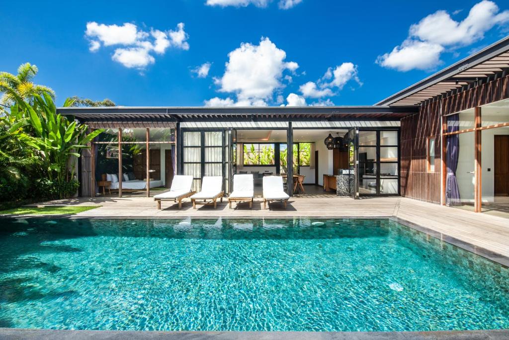 oasis villa pool area