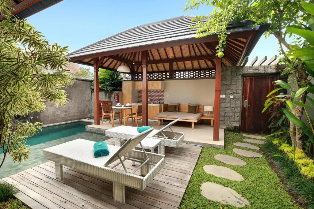 Swimming pool with Sitting area at Theanna Canggu