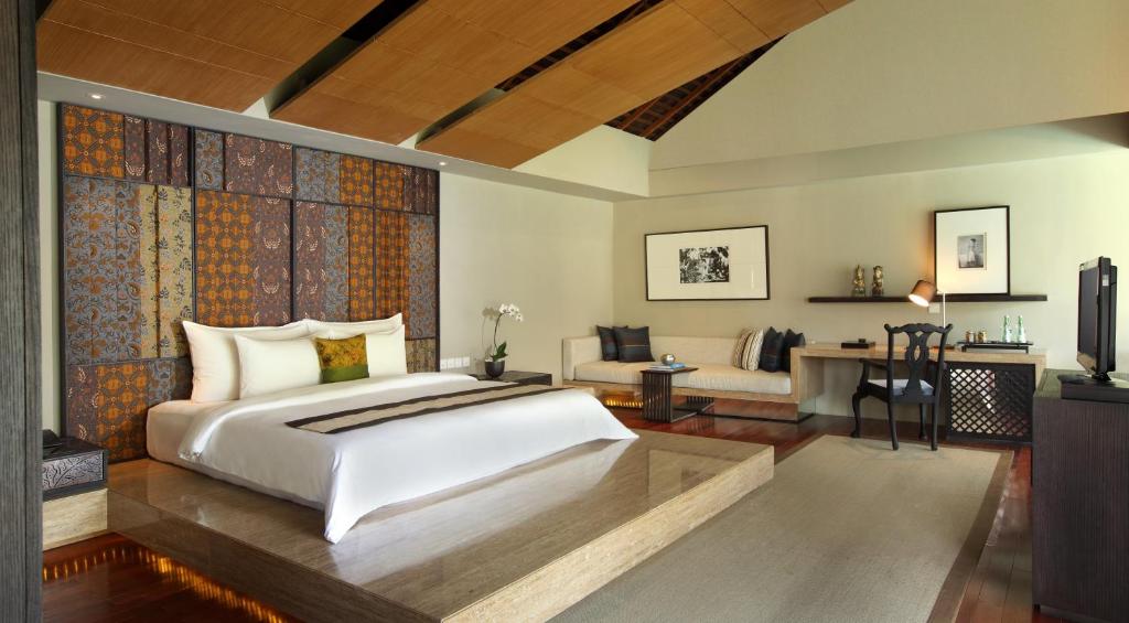 Bedroom with TV at Villa Istana Putih by Nakula