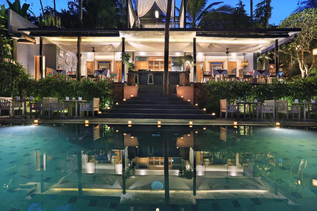 Exterior night view with private pool at Amora Boutique Villas in Ubud
