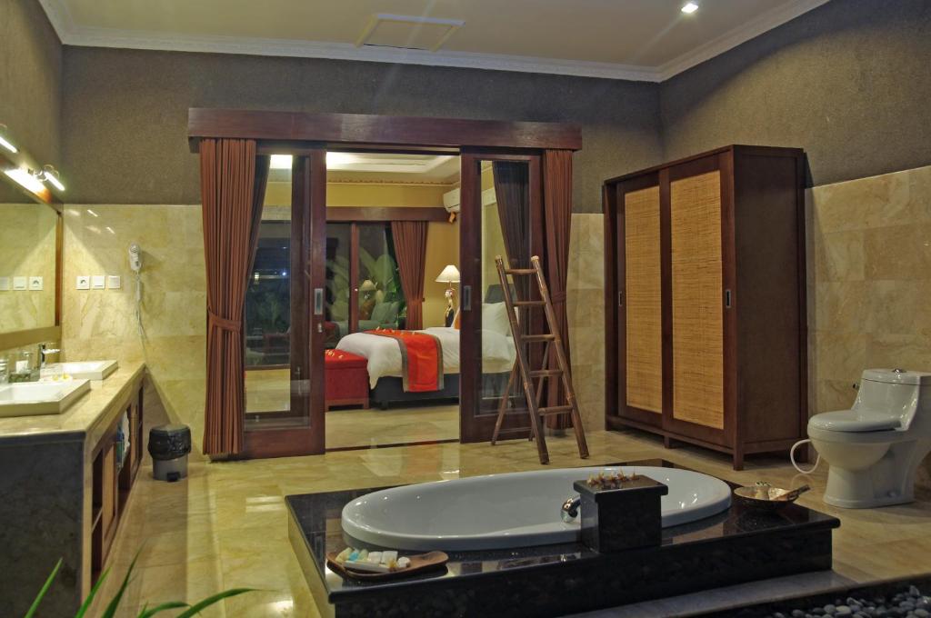 Bedroom with bathroom at Villa Surga