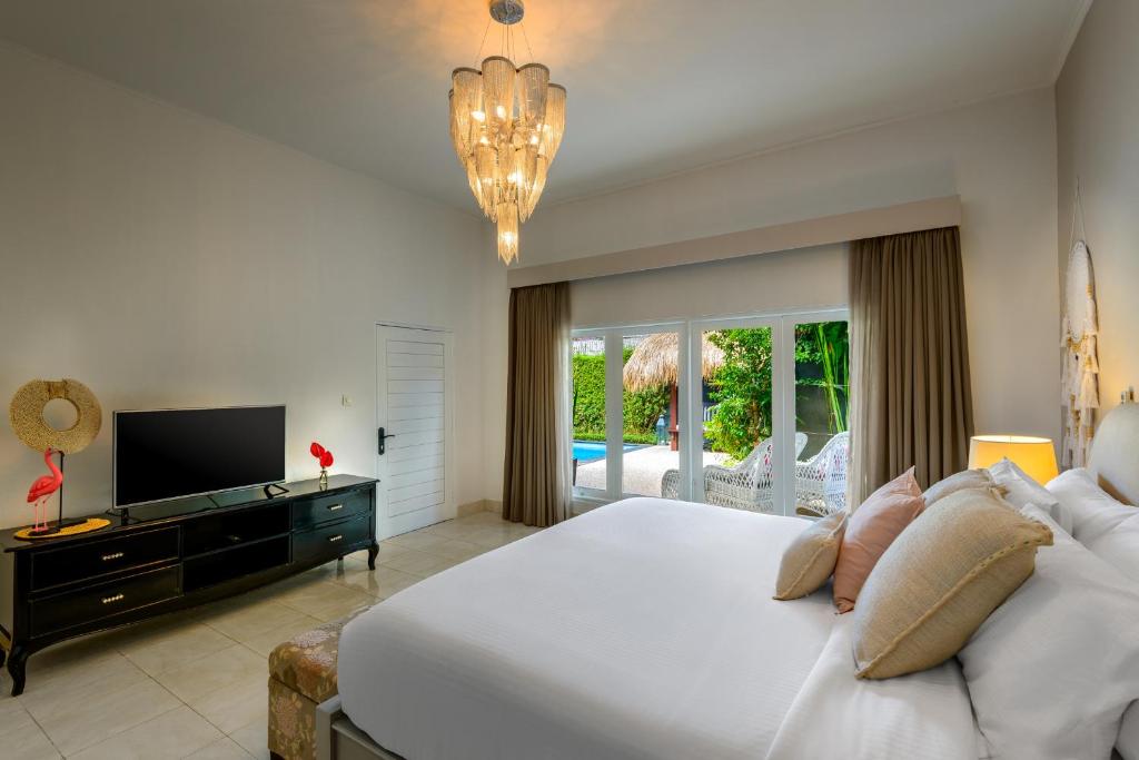 Bedroom with swimming pool at Bloom Villas