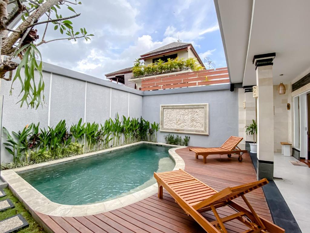 Side swimming pool at Bracha Villas Bali 