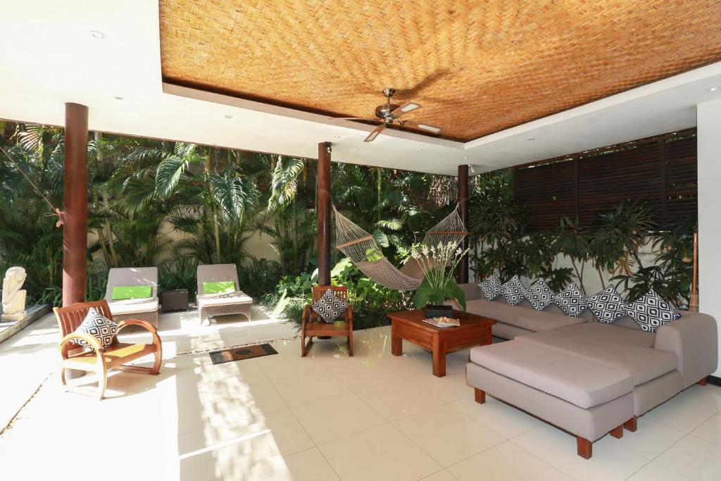 Sitting area with sofa at Villa Coco Bali