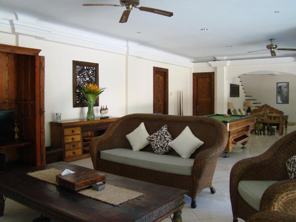 Hall with sofa at Villa Coco Bali