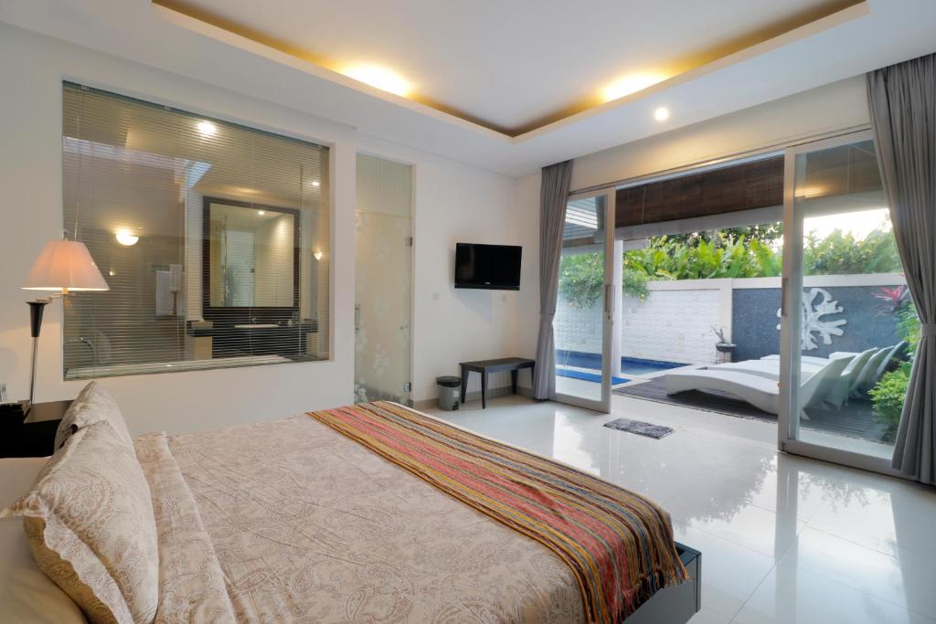 Bedroom with swimming pool at Heliconia Villa