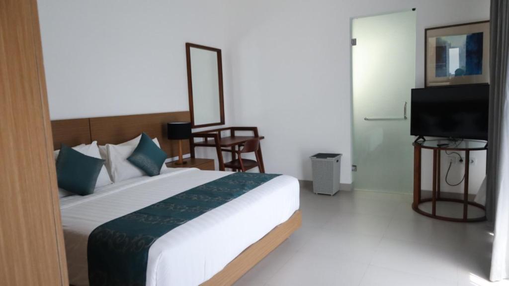 Bedroom with TV at Hideaway Residence Bali 