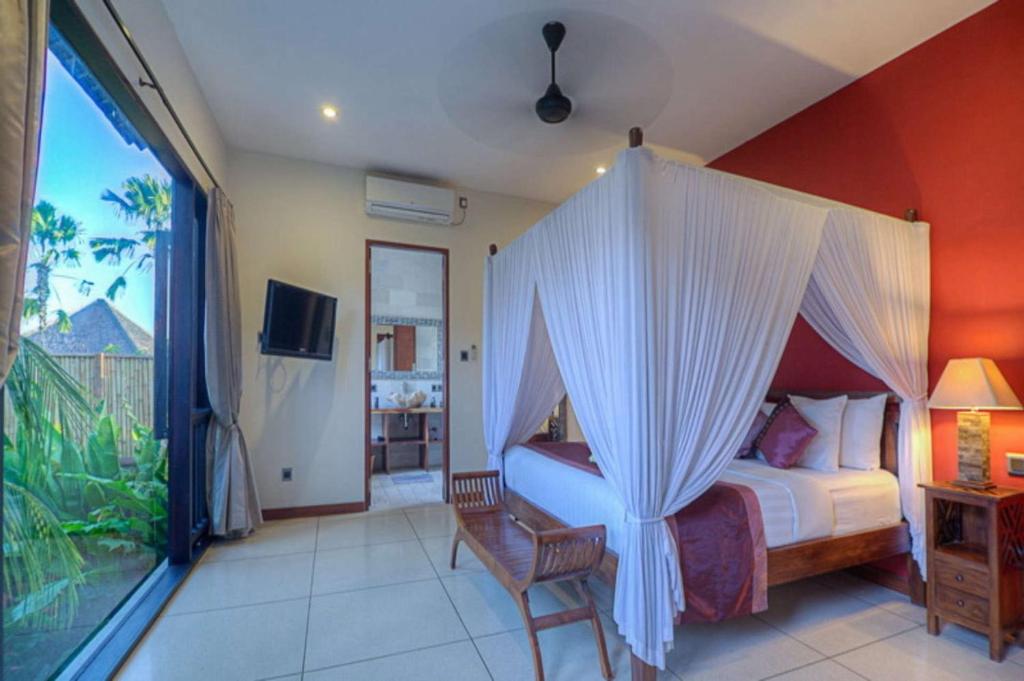 Bedroom with TV at Luxury Villa 