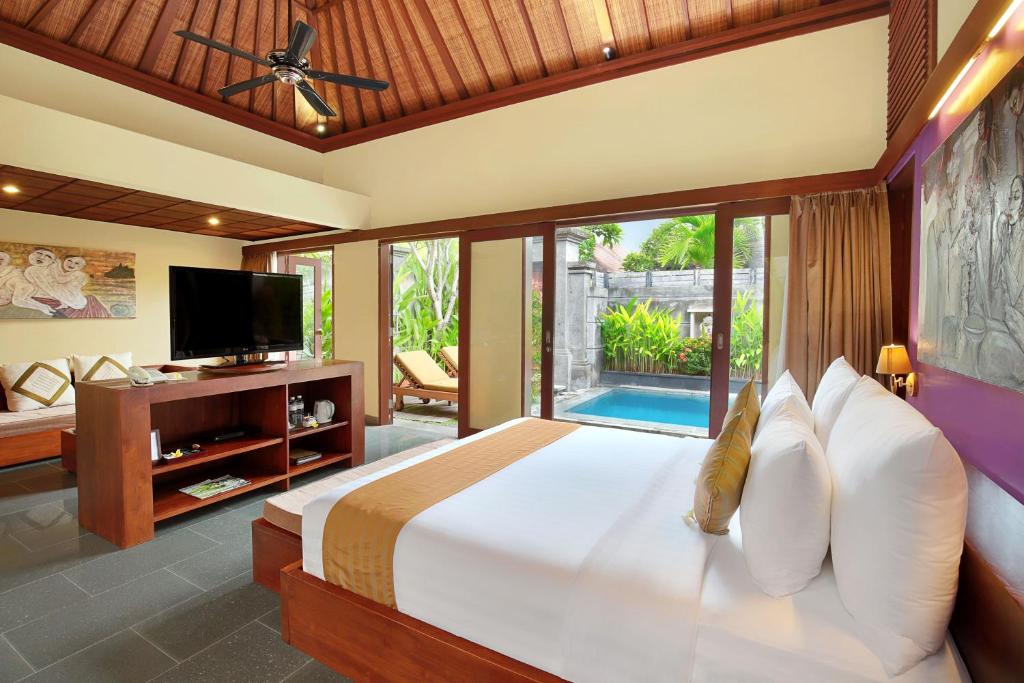 Bedroom with TV at Nyuh Bali Villas