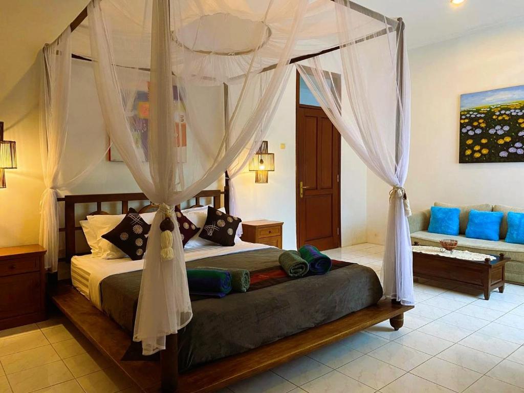 Bedroom with towel at Palma Villa Kuta