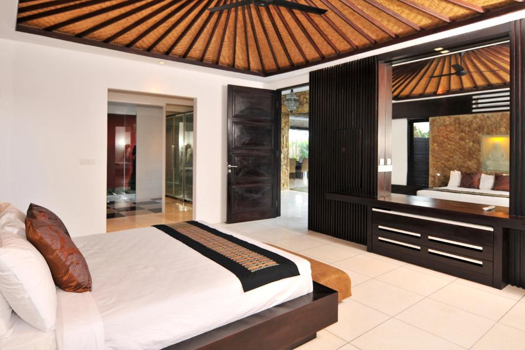 Side bed at Villa Samudra Raya