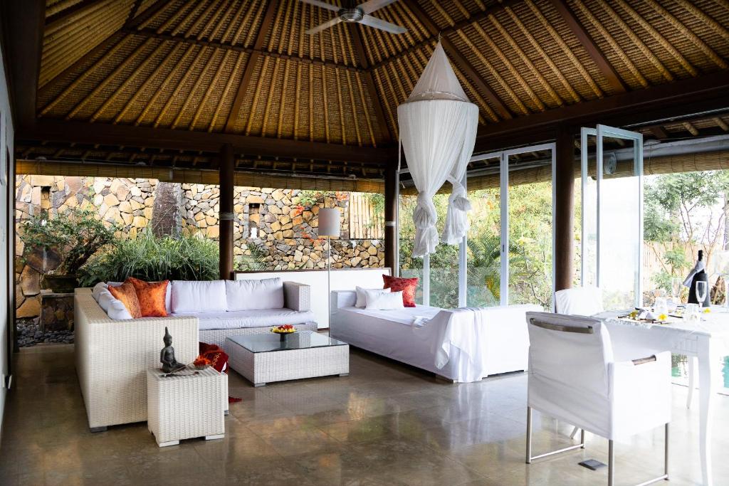 Living hall with sofa at Shunyata Villas Bali