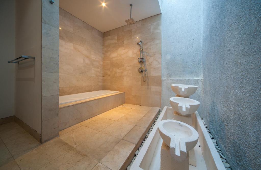 Shower with bathroom at Trekvogels Villa