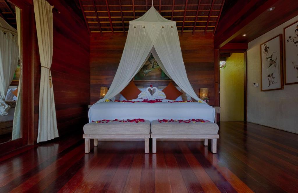 Spacious bedroom at Padi Villas in Ubud