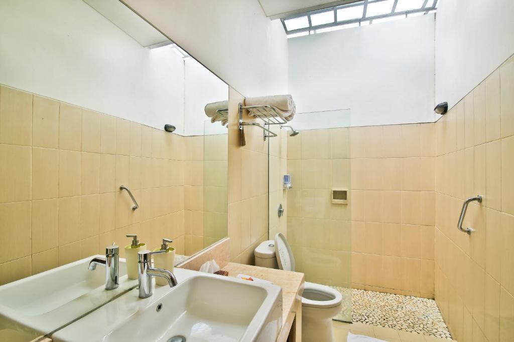 Shower with bathroom at Villa Anandani