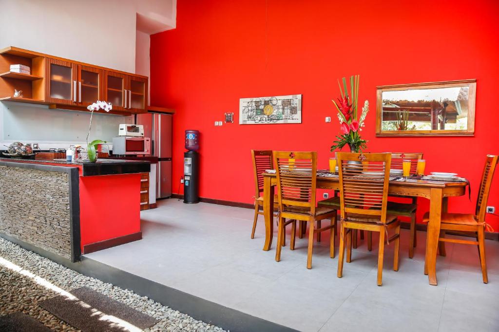 Kitchen with dinning table at Villa Ayu