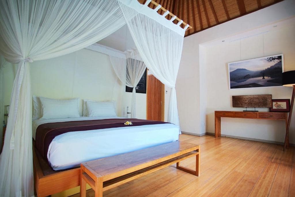 Bedroom with TV Villa Bali Asri Batubelig