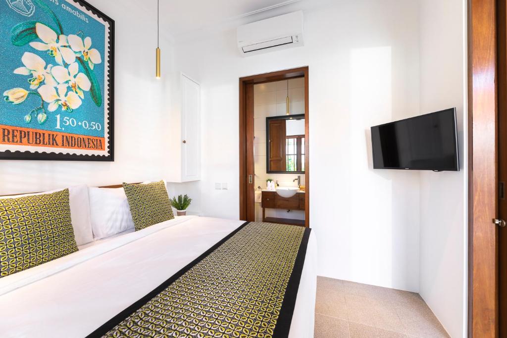Bedroom with TV at Maylie Bali Villa