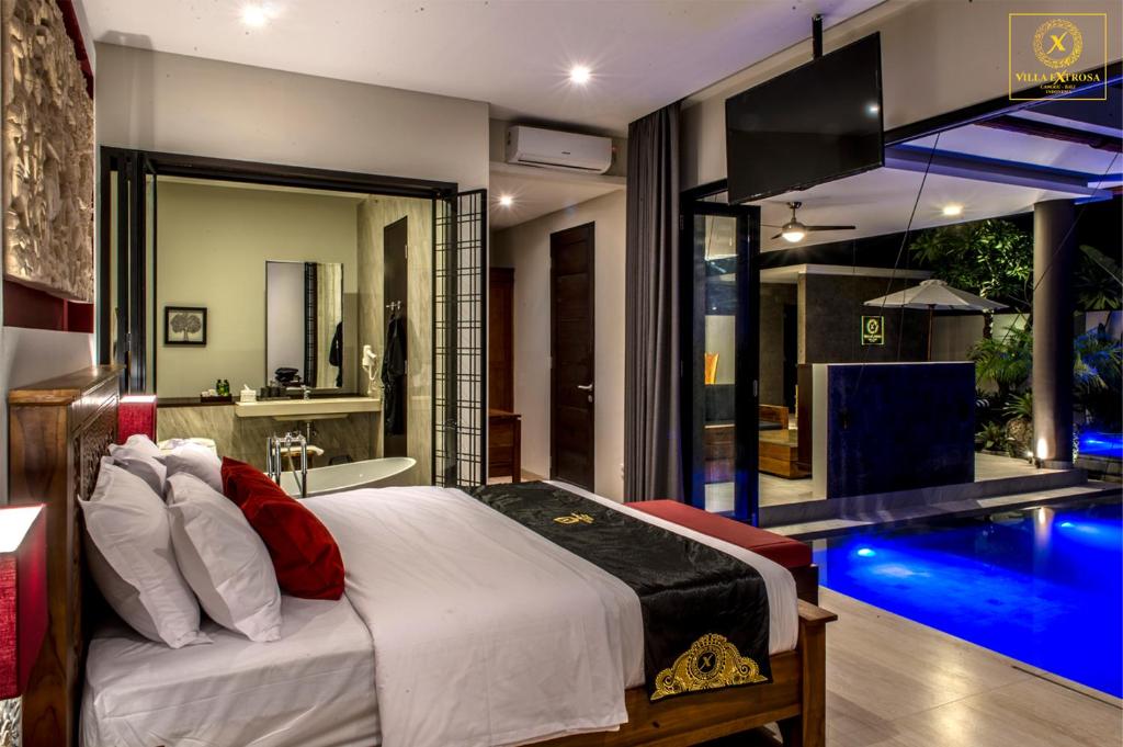 Bedroom with pool at Villa Extrosa