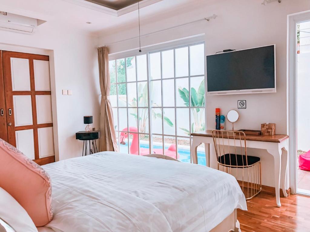 Bedroom with TV at Villa Hikari Bali