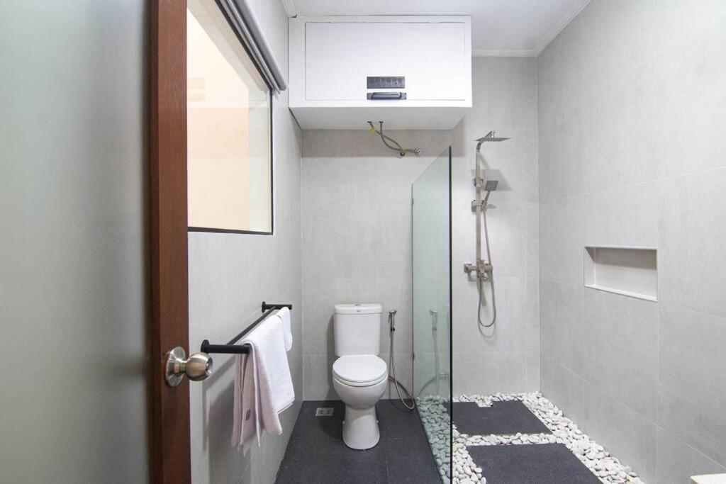 Shower with Bathroom at Villa Markona