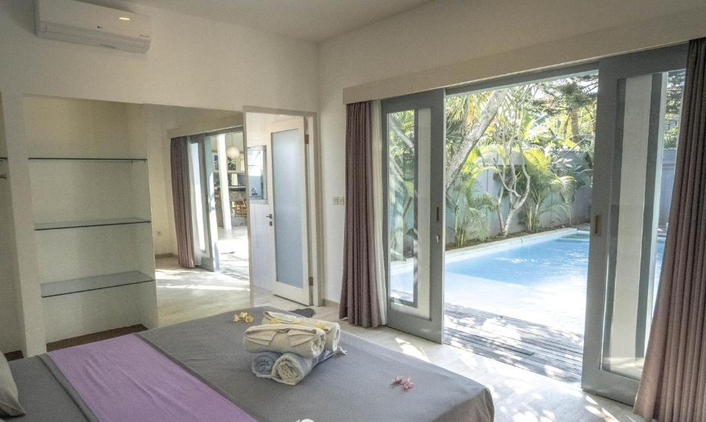 Bedroom with towel at  Villa Oceana 