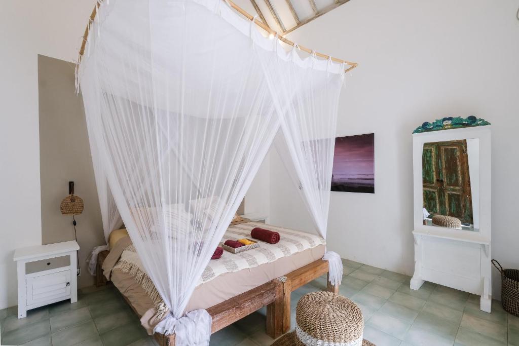Bedroom with towel at Villa Papaya & Zen