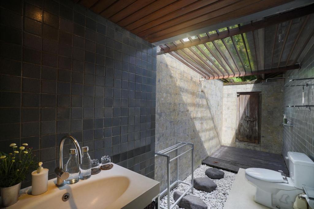 Bathroom with shower at Villa Puri Tupai 