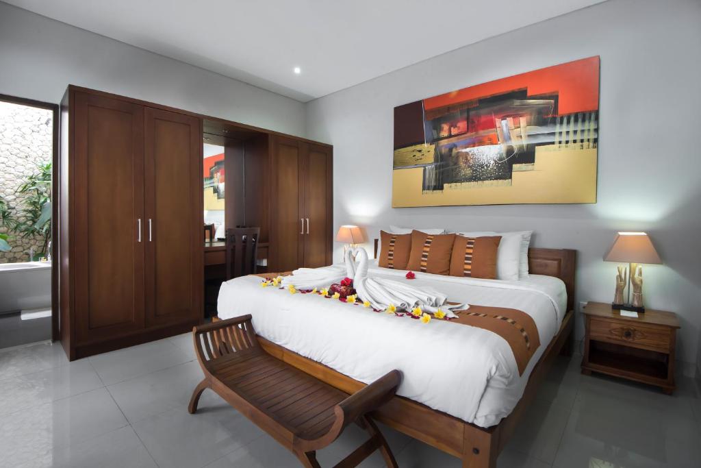 Long bed with badroom at Villa Rendezvous Bali