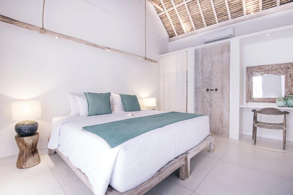 Spacious bedroom at Villa Sari in Nusa Lembongan
