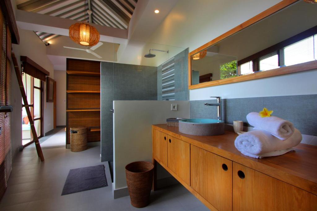 Wash room with shower at Bracha Villas Bali 