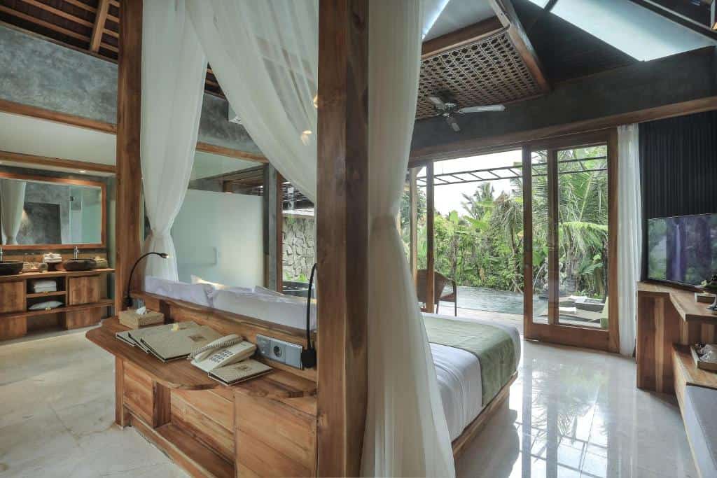 Bedroom with swimming pool at Wana Bucu Villas