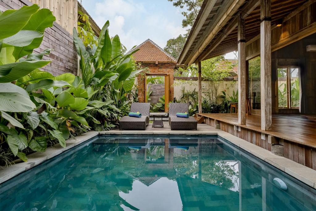 ulon ubud villa pool 4