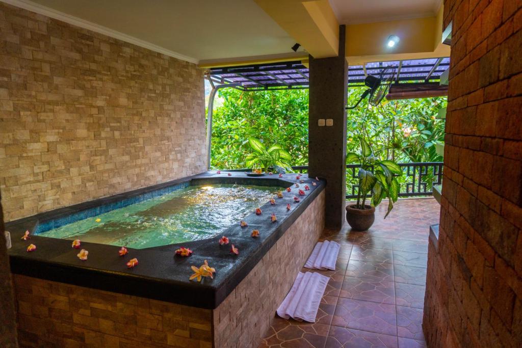 villa selonding batu hot tub