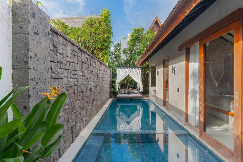 vinna villa seminyak pool 1