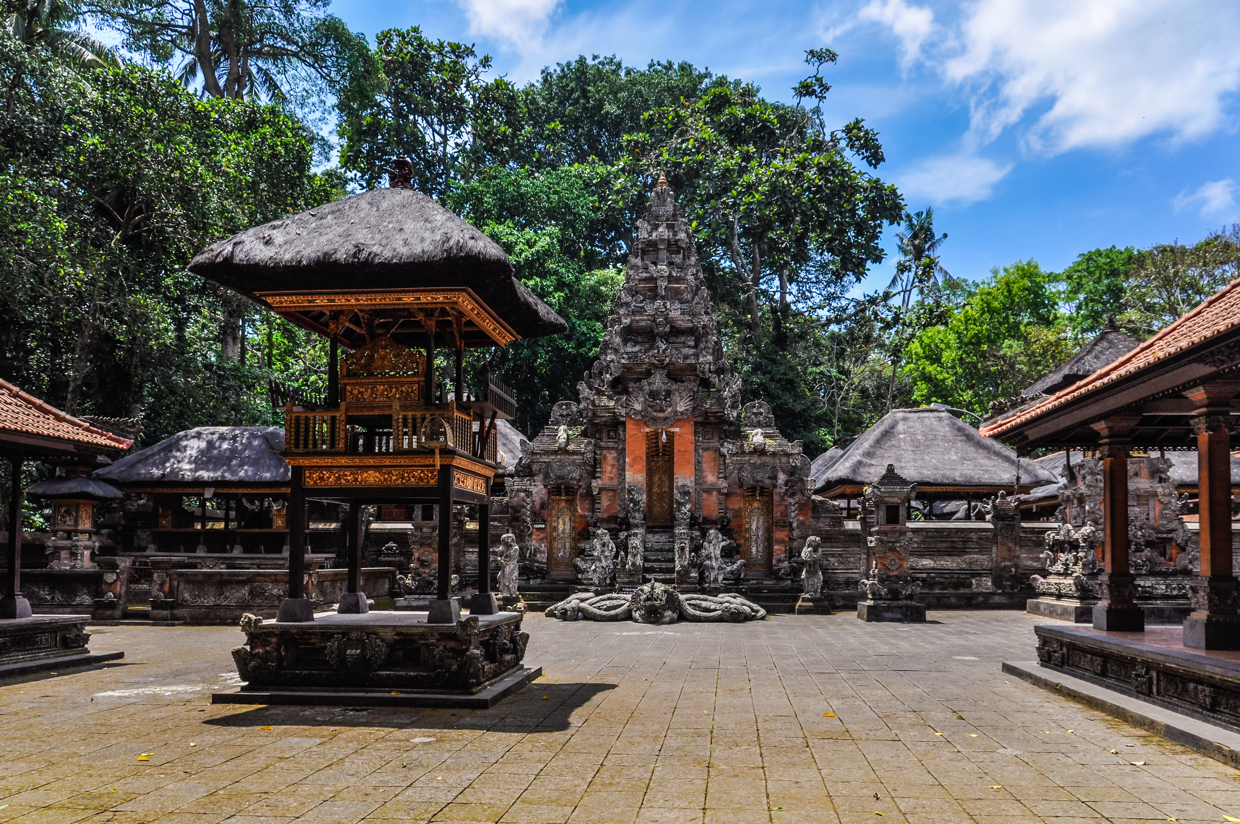 What lies in Ubud that attracts its visitors to the Balinese temples