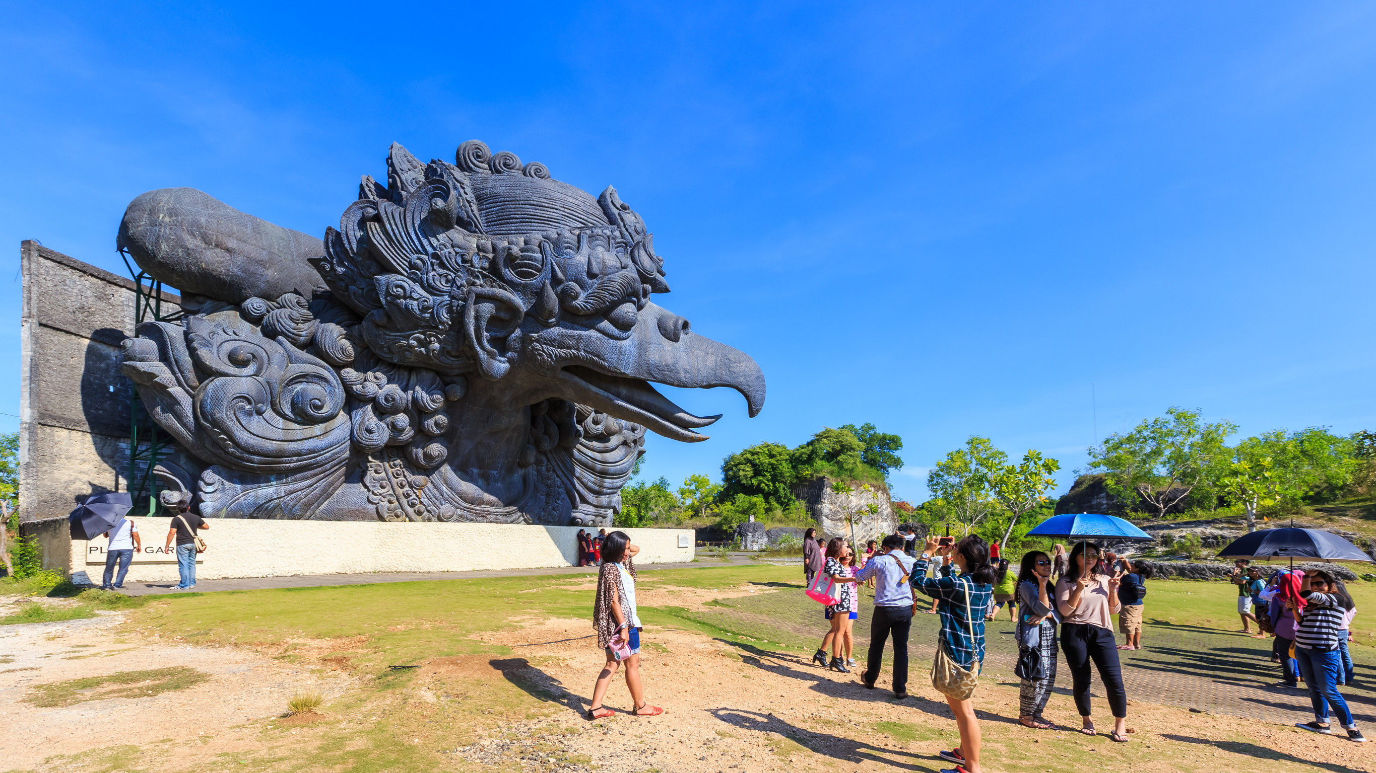 Large statue with visitors on a sunny day
