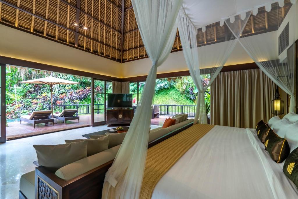 Tropical villa with canopy bed