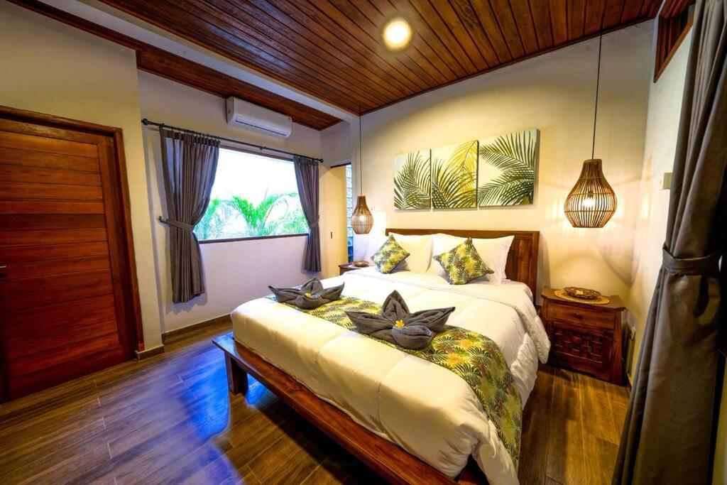 Tropical-style bedroom