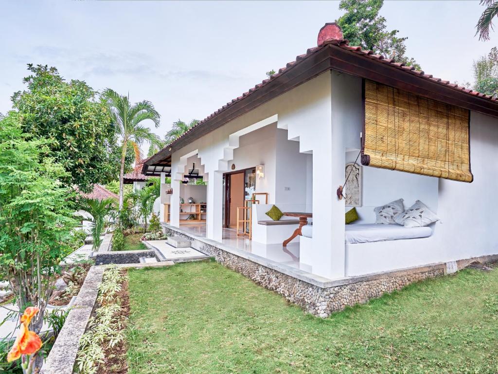 Open bungalow with garden view