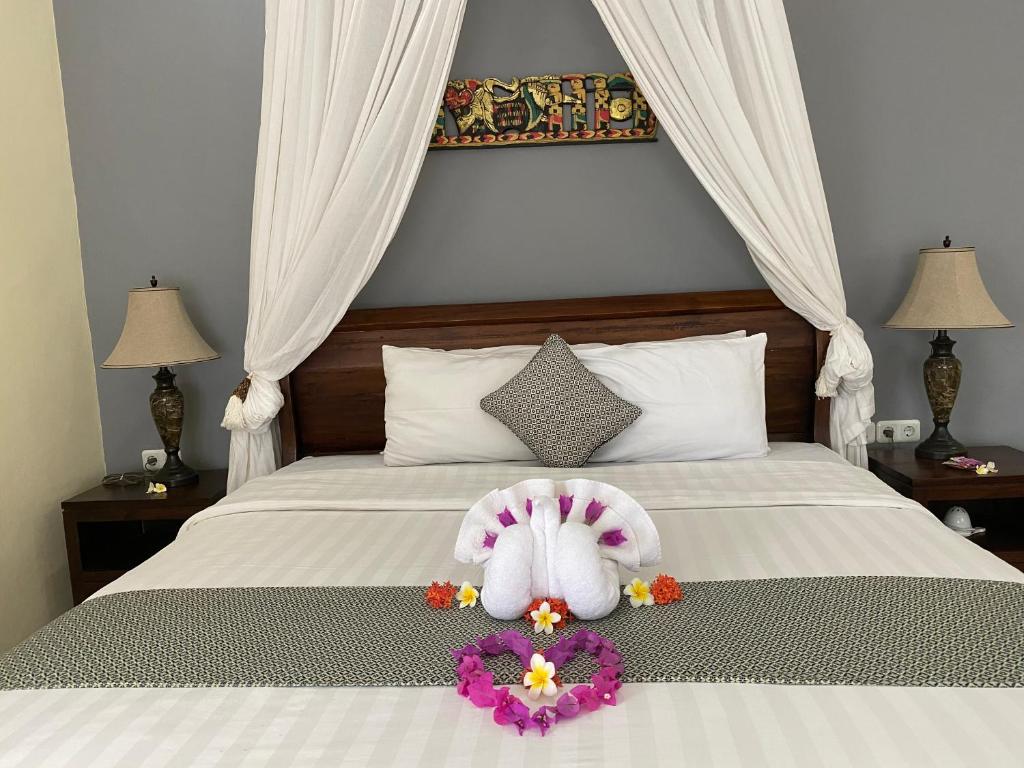 Cozy bedroom with Balinese decor