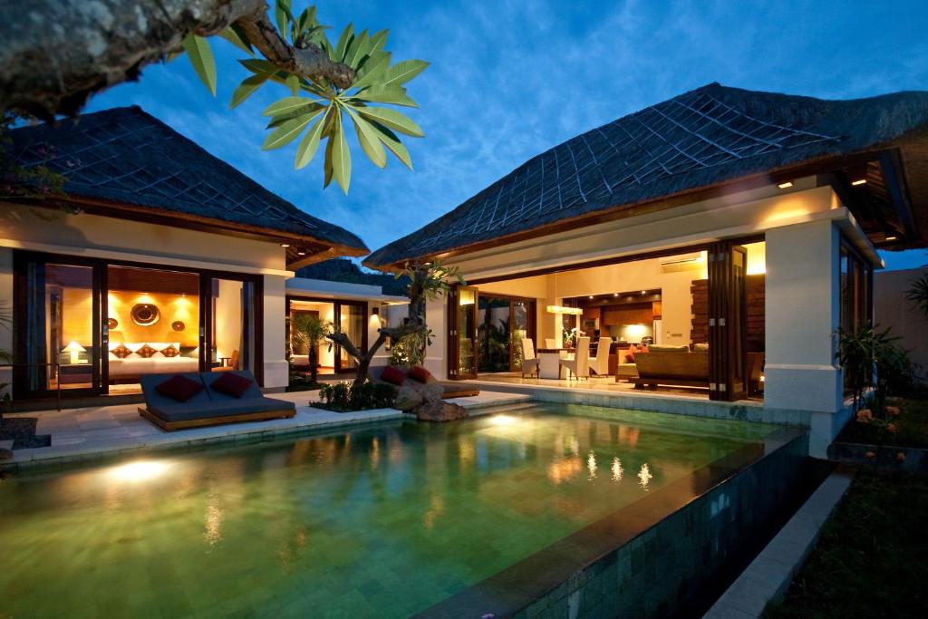 griya villas nightime pool