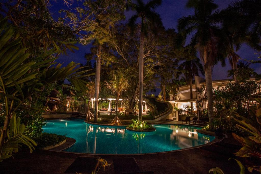 regali villa pool night time